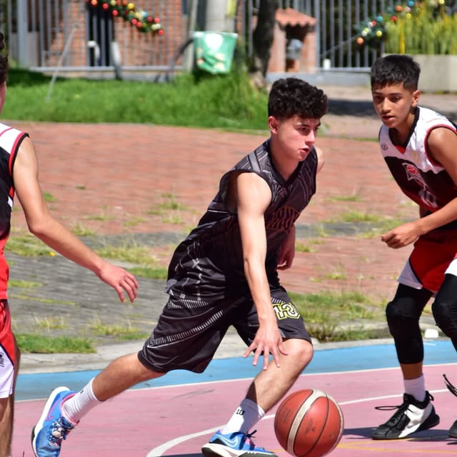 Jugador de Wakanda compitiendo en una cancha exterior